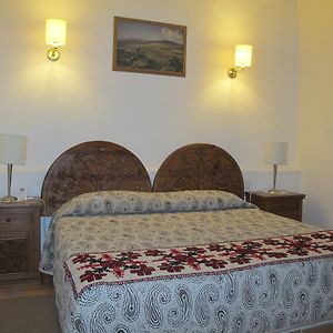 Zimmer mit Kingsize-Bett