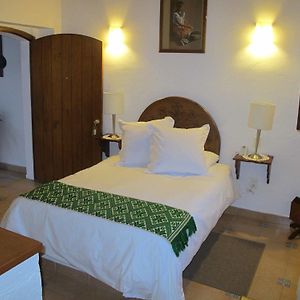 Zimmer mit Kingsize-Bett